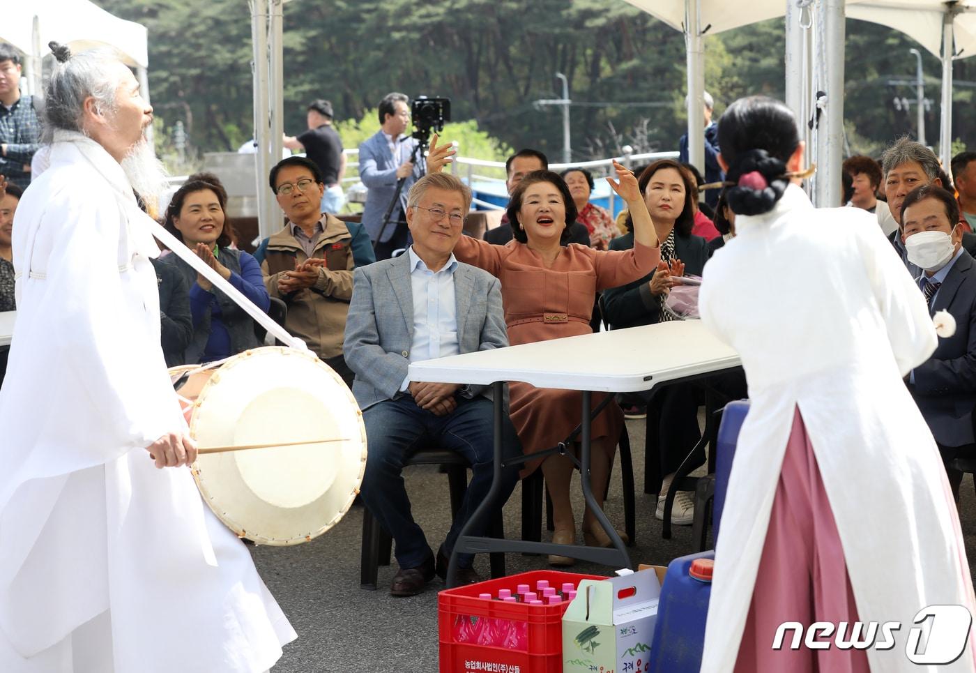 문재인 전 대통령과 부인 김정숙 여사가 16일 오전 경남 양산시 하북면 평산마을에서 열린 &#39;구례 양정마을-양산 평산마을 자매결연&#39; 1주년 기념식에 참석해 환영공연을 보고 있다. 2024.4.16/뉴스1 ⓒ News1 윤일지 기자