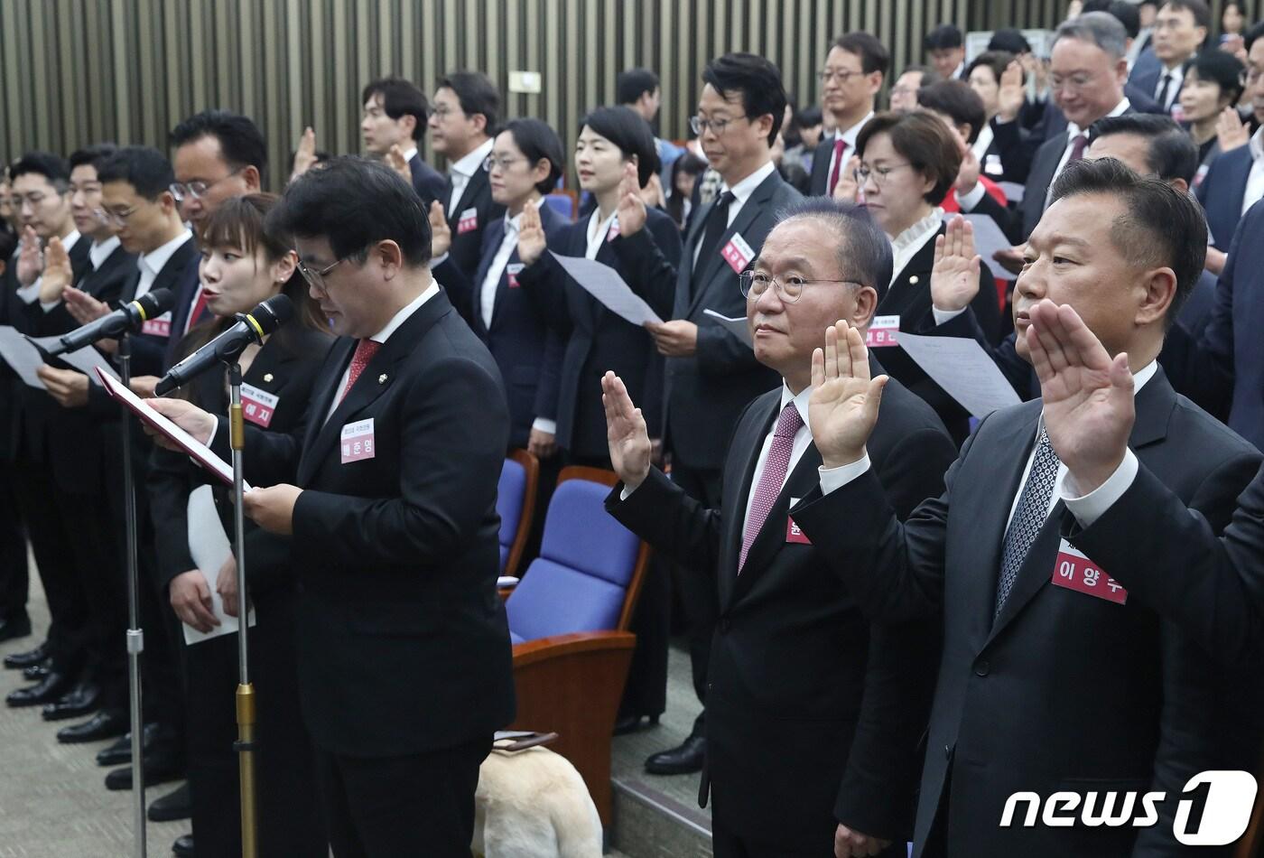 윤재옥 국민의힘 원내대표 겸 당 대표 권한대행 및 당선자들이 16일 서울 여의도 국회에서 열린 제22대 국회 국민의힘·국민의미래 당선자총회에서 결의문 낭독을 하고 있다. 2024.4.16/뉴스1 ⓒ News1 임세영 기자