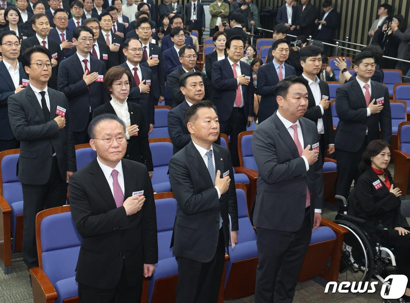 윤재옥 국민의힘 원내대표 겸 당 대표 권한대행 등이 16일 서울 여의도 국회에서 열린 제22대 국회 국민의힘·국민의미래 당선자총회에서 국기에 경례를 하고 있다. 2024.4.16/뉴스1 ⓒ News1 송원영 기자