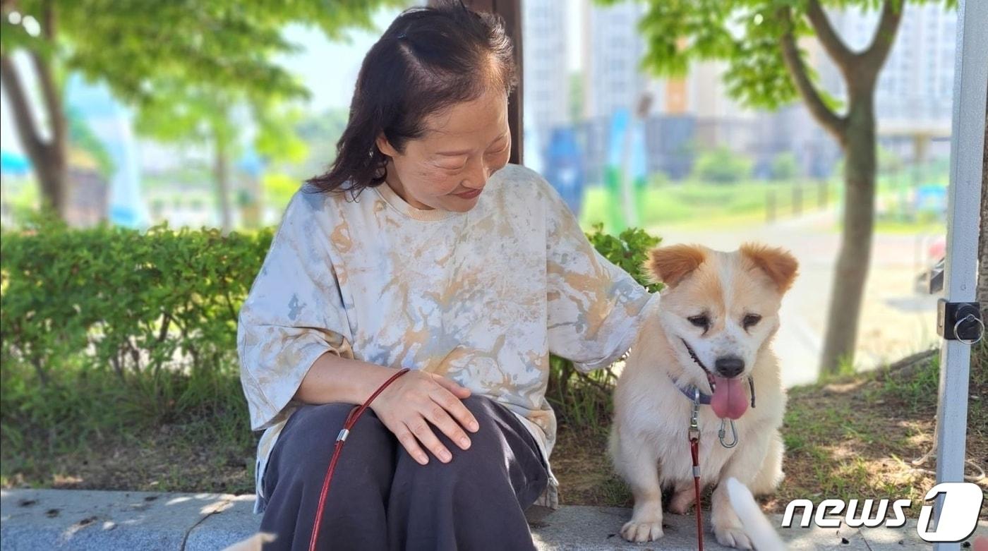 경남 고성군은 오는 10월까지 동물보호단체와 반려동물 입양 길거리 홍보를 진행한다고 16일 밝혔다. 사진은 반려동물과 함께 있는 군민.&#40;고성군 제공&#41;