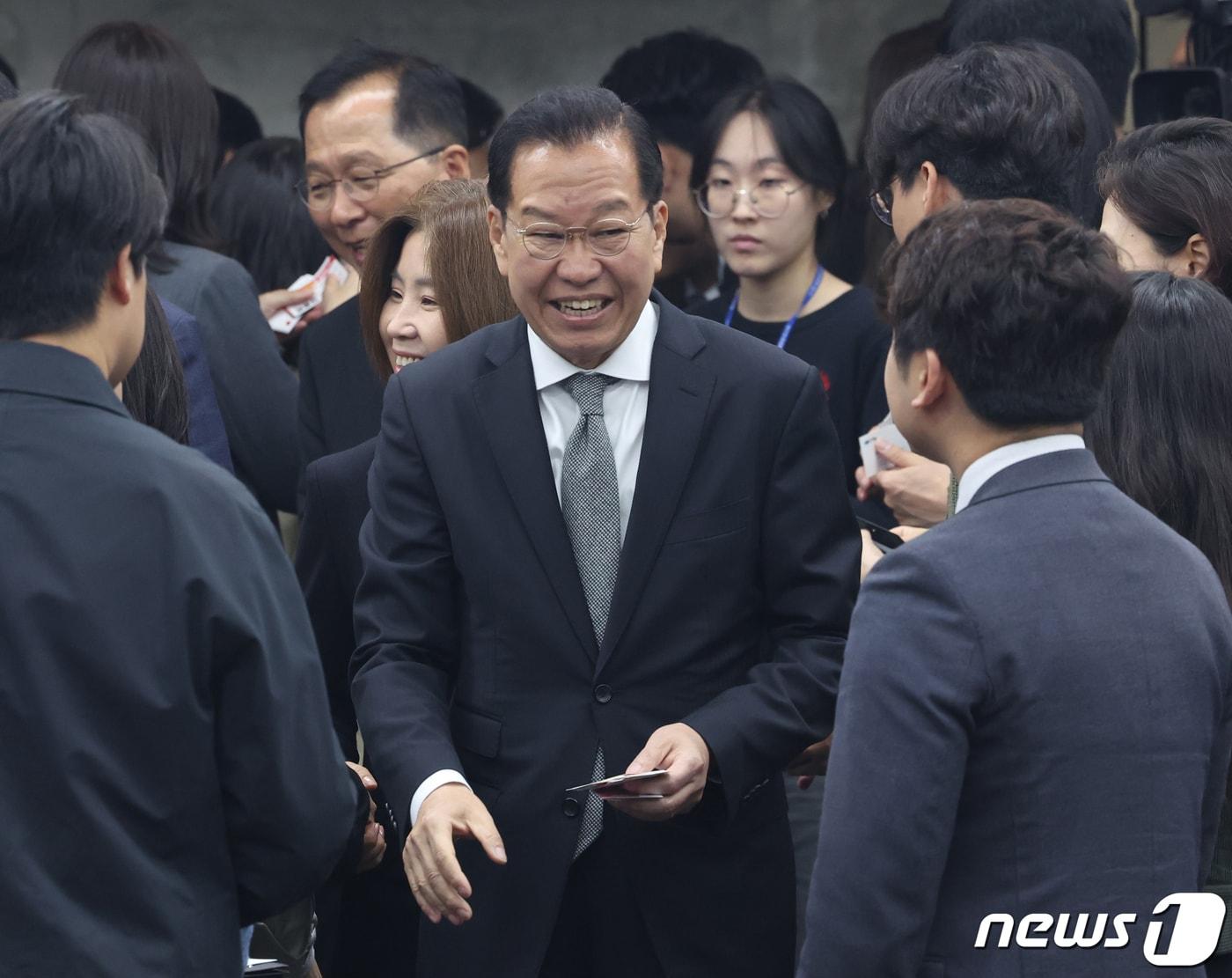 권영세 국민의힘 의원이 16일 서울 여의도 국회에서 열린 제22대 국회 국민의힘·국민의미래 당선자총회에서 대화를 하고 있다. 2024.4.16/뉴스1 ⓒ News1 송원영 기자