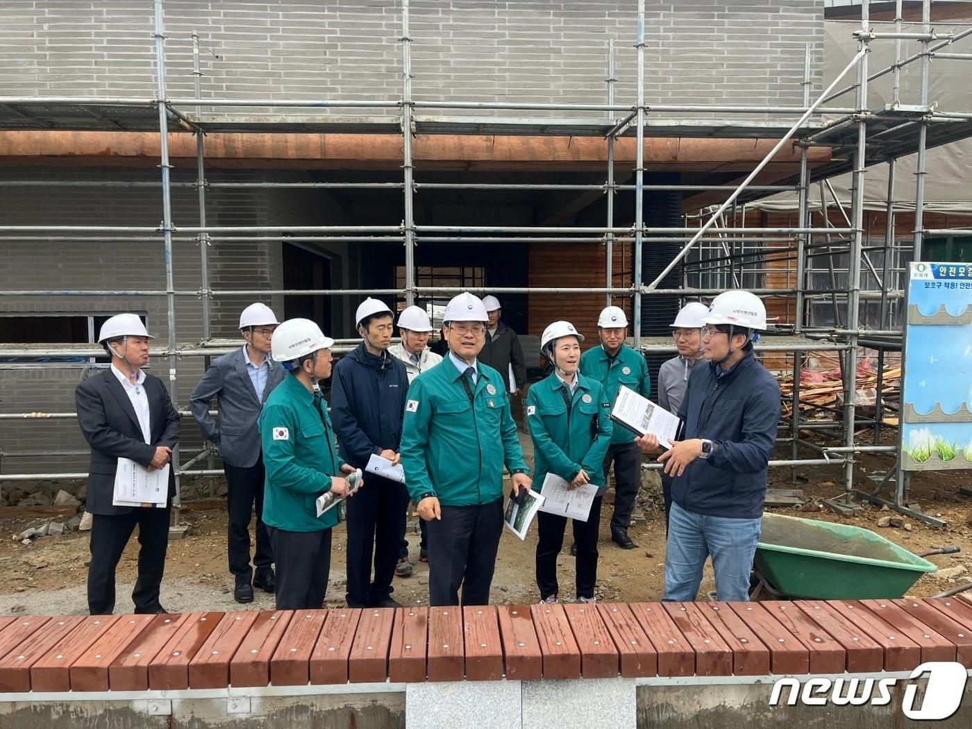 산림청이 전라북도 익산시에 조성되는 국립익산치유의숲을 찾아 조성현황을 점검하고 있다.  &#40;산림청 제공&#41;/뉴스1 