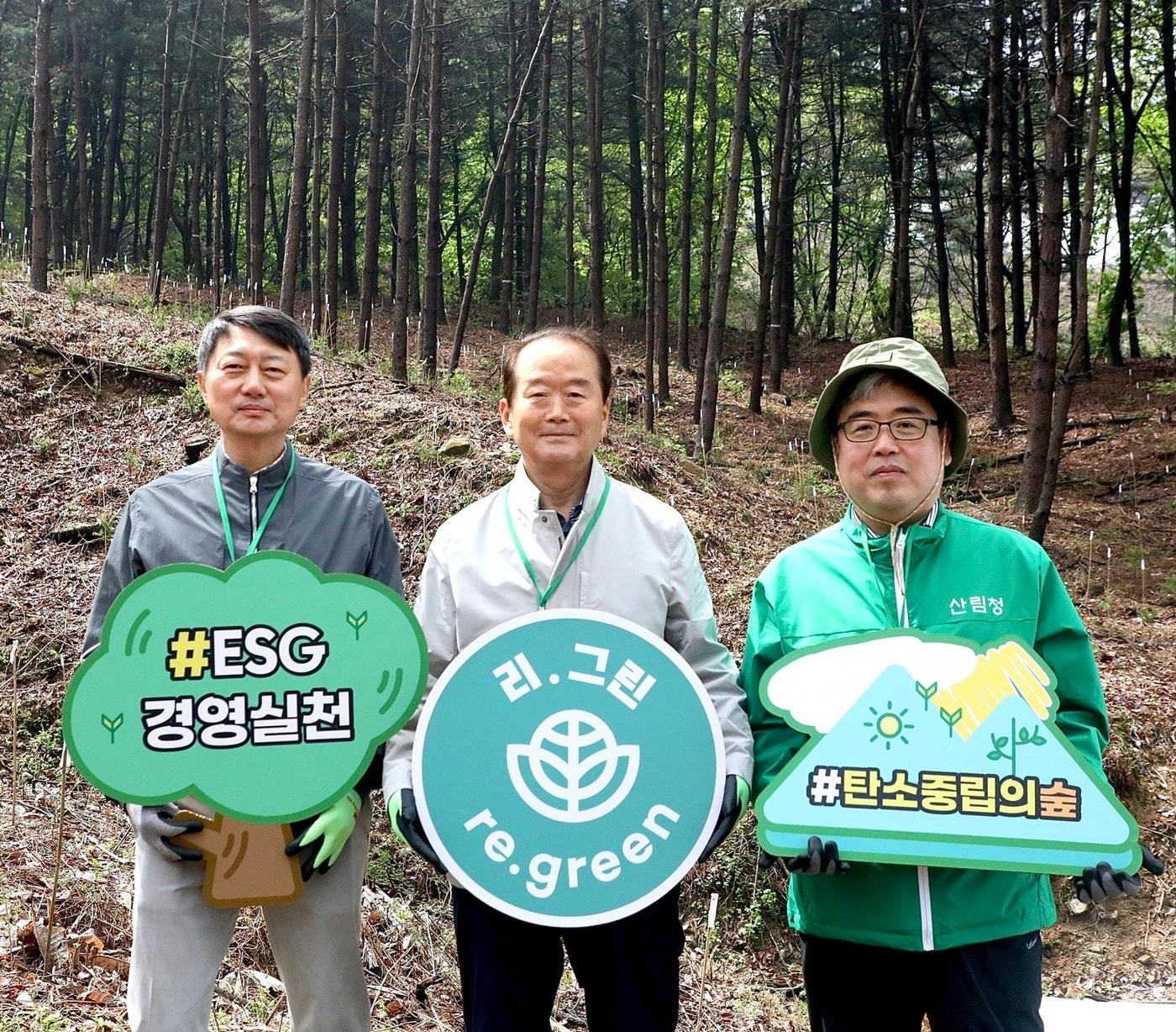 장호진 현대지에프홀딩스 사장&#40;왼쪽&#41;, 허상만 사단법인 생명의숲 이사장&#40;가운데&#41;, 임상섭 산림청 차장&#40;오른쪽&#41;이 16일 경기 용인시 처인구 백암면 박곡리 &#39;탄소중립의 숲&#39;에서 기념사진을 찍고 있다&#40;현대백화점그룹 제공&#41;.