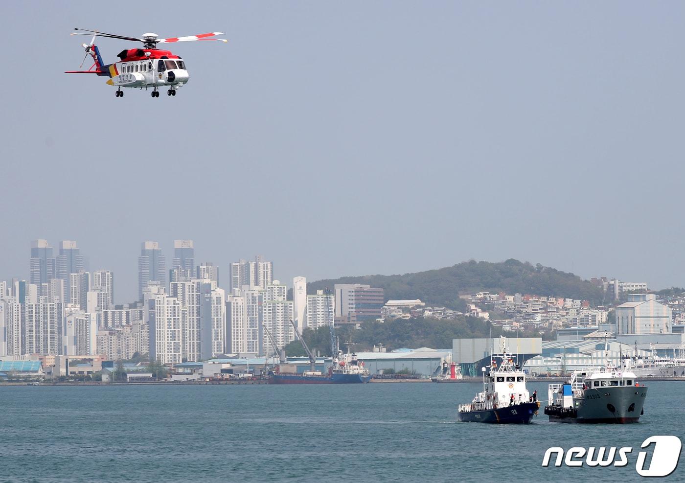 지난 달 부산항대교 앞 해상에서 교량 충돌에 따른 선박사고와 화재 등 복합 재난 상황을 가정한 해양안전사고 대응 훈련이 실시되는 모습. ⓒ News1 윤일지 기자