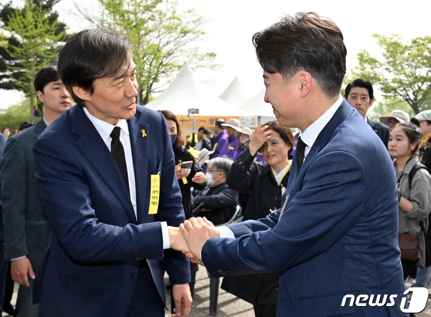 조국 조국혁신당 대표&#40;왼쪽&#41;와 이준석 개혁신당 대표가 16일 오후 경기도 안산시 단원구 화랑유원지 인근에서 열린 세월호참사 10주기 기억식에서 만나 인사를 하고 있다. &#40;공동취재&#41; 2024.4.16/뉴스1 ⓒ News1 김영운 기자