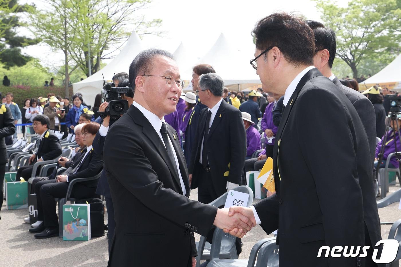 윤재옥 국민의힘 대표 권한대행 겸 원내대표&#40;왼쪽&#41;와 홍익표 더불어민주당 원내대표가 16일 오후 경기도 안산시 단원구 화랑유원지에서 열린 세월호참사 10주기 기억식에서 인사하고 있다. &#40;공동취재&#41; 2024.4.16/뉴스1 ⓒ News1 김영운 기자