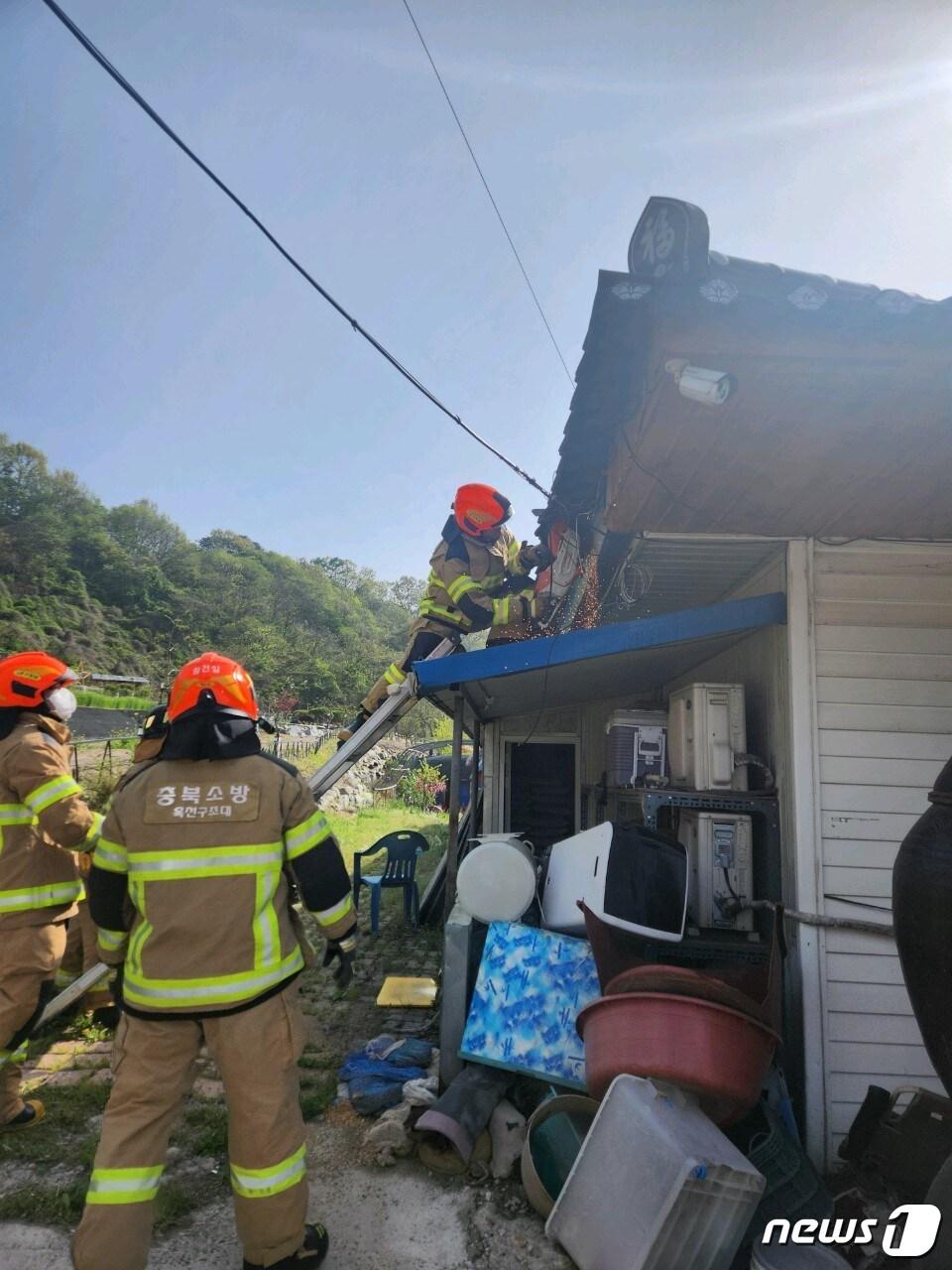 16일 오후 3시 25분쯤 충북 옥천군 군북면 대정리 한 낚시터 관리사에서 불이 나 50여분 만에 꺼졌다. &#40;옥천소방서 제공&#41; /뉴스1 