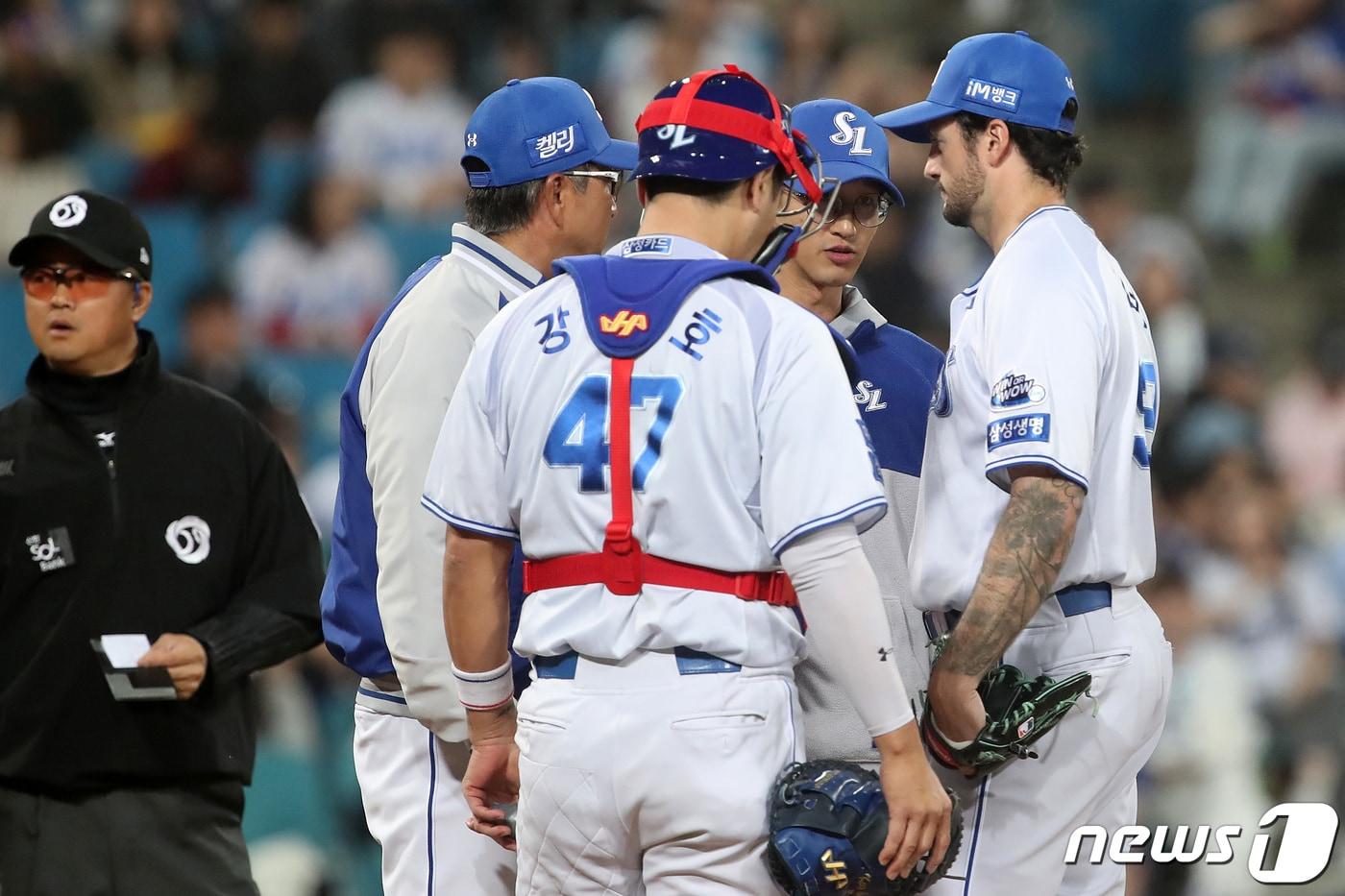 16일 오후 대구 삼성라이온즈파크에서 열린 프로야구 &#39;2024 신한 SOL 뱅크 KBO리그&#39; 두산 베어스와 삼성 라이온즈의 경기, 6회초 삼성 정민태 투수코치가 코너가 연속 볼넷을 허용한 코너를 격려하고 있다. 2024.4.16/뉴스1 ⓒ News1 공정식 기자