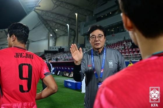 23세 이하&#40;U23&#41; 축구 대표팀 황선홍 감독이 17일&#40;한국시간&#41; 카타르 도하 압둘라 빈 칼리파 스타디움에서 열린 2024 아시아축구연맹&#40;AFC&#41; U23 아시안컵 B조 조별리그 1차전 UAE와의 경기를 마친 후 선수들과 하이파이브를 하고 있다.  &#40;축구협회 제공&#41; 2024.4.17/뉴스1 ⓒ News1 신웅수 기자