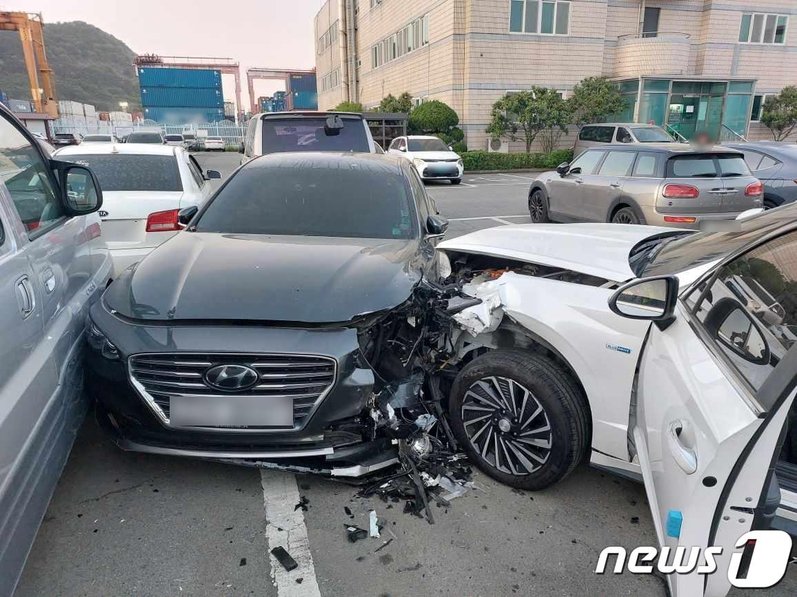 17일 부산 남구 용당동 신선대부두 주차장 사고 현장&#40;부산경찰청 제공&#41;