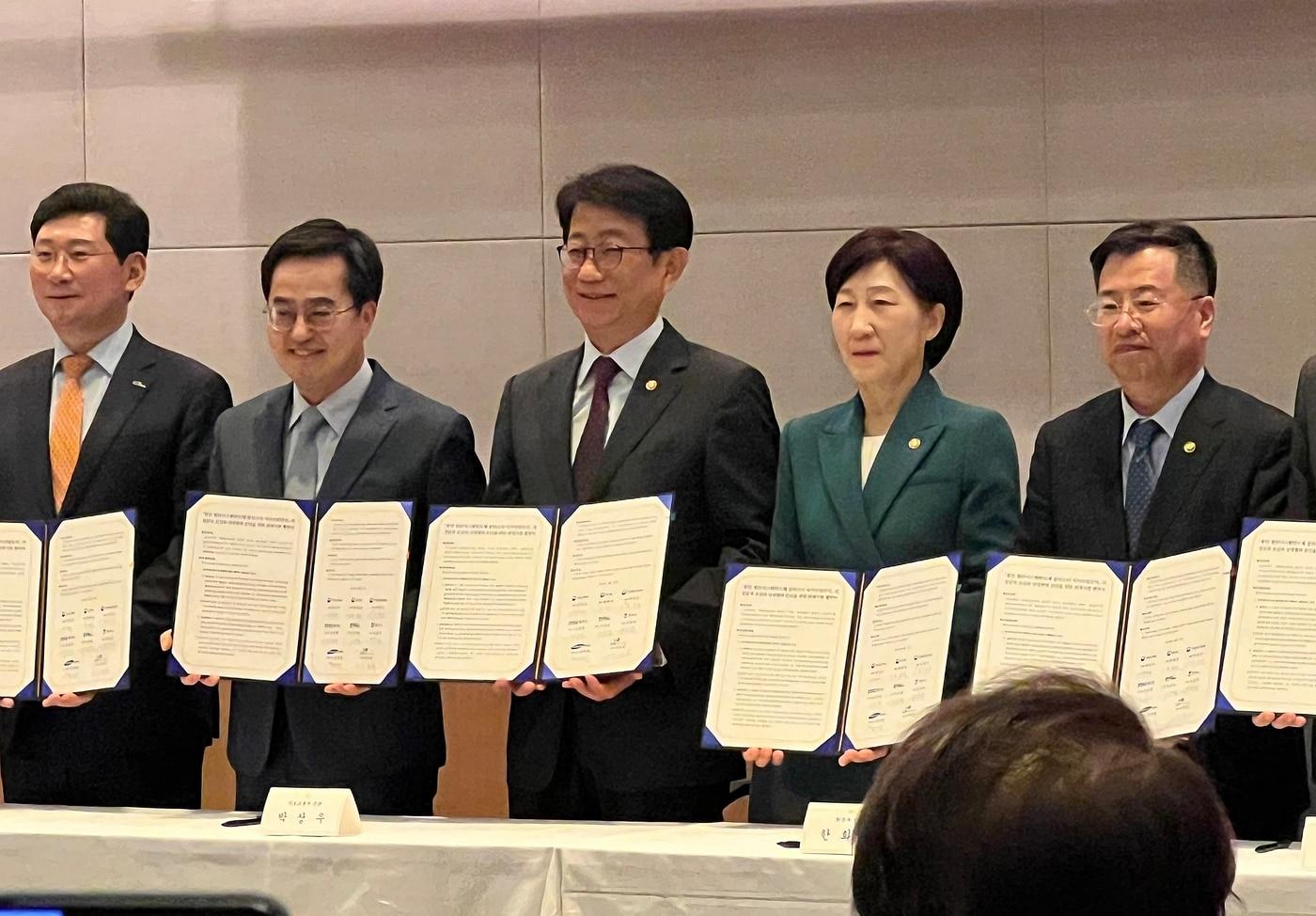 박상우 국토교통부 장관&#40;가운데&#41; 등이 ‘용인 첨단시스템반도체 국가산업단지 상생협약식’ 이후 기념사진을 찍고 있다. /신현우 기자