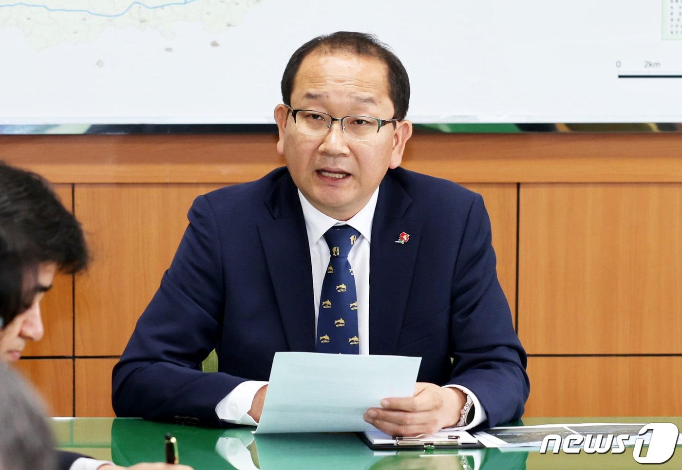 강병삼 제주시장이 17일 오전 집무실에서 주간 간부회의를 주재하고 있다.&#40;제주시 제공&#41;