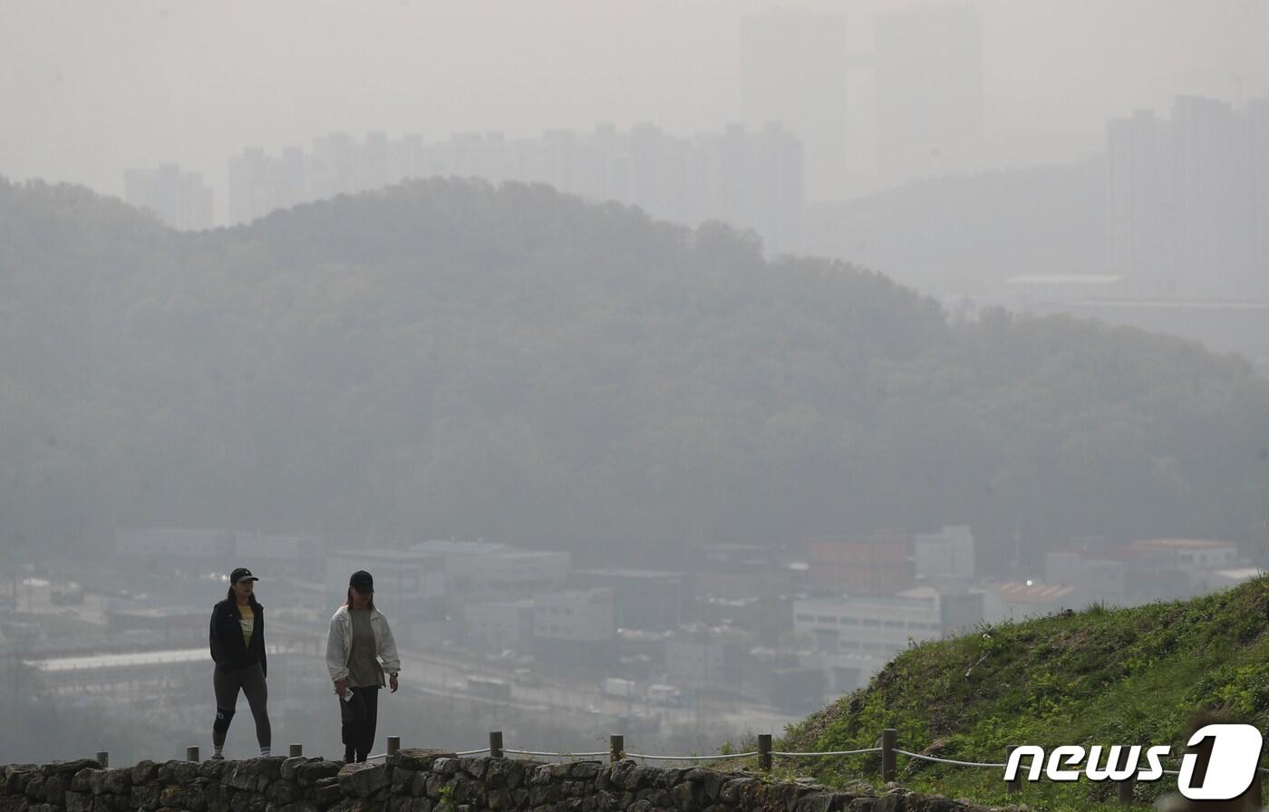 전국적으로 황사가 나타난 17일 오전 경기 오산시 보적사에서 바라본 도심이 미세먼지 영향으로 뿌옇게 보이고 있다. 2024.4.17/뉴스1 ⓒ News1 김영운 기자