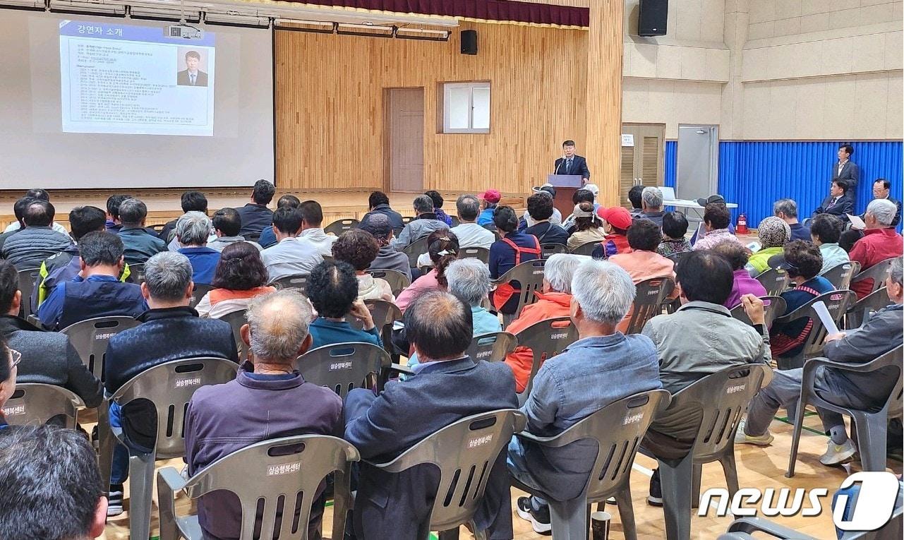 보은군 삼승면행복센터에서 열린 연료전지발전소 주민설명회 모습. /뉴스1