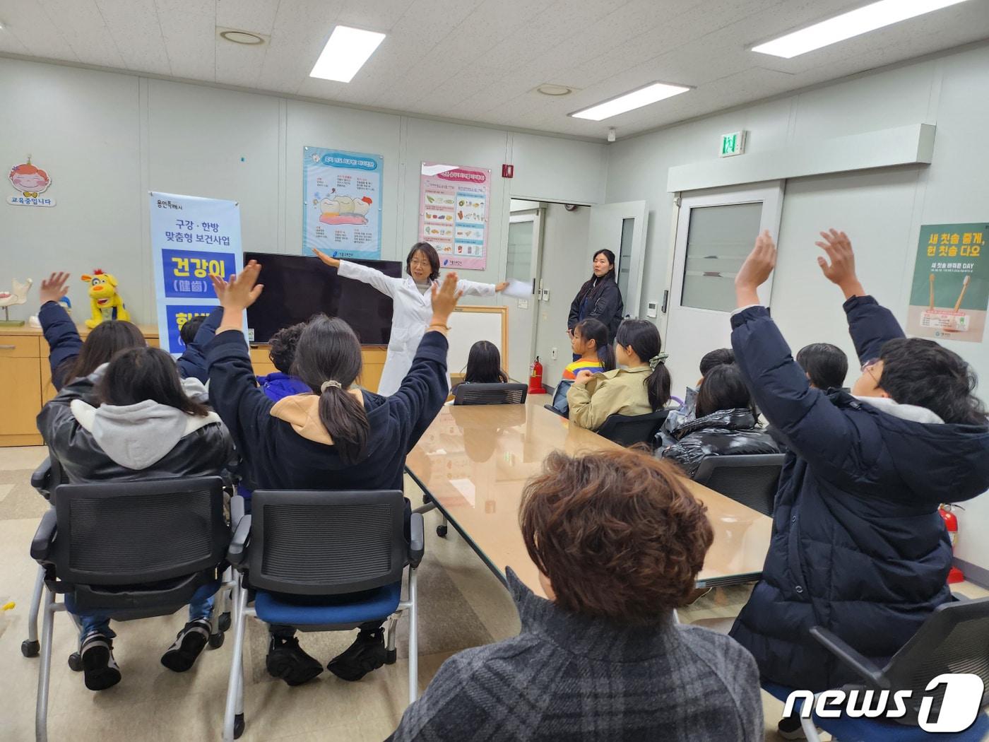 기흥구보건소의 찾아가는 보건의료서비스 &#39;건강이와 한방이&#39; 진행 모습.&#40;용인시 제공&#41;