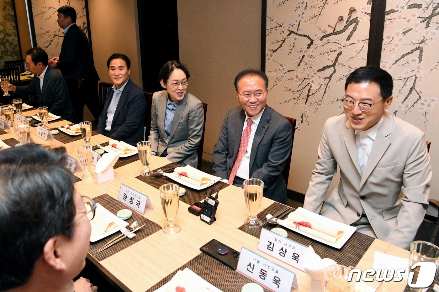 윤재옥 국민의힘 원내대표 겸 대표 권한대행이 17일 서울 여의도의 한 음식점에서 열린 초선 지역구 당선자 오찬 간담회에 참석해 발언하고 있다. &#40;공동취재&#41; 2024.4.17/뉴스1 ⓒ News1 구윤성 기자