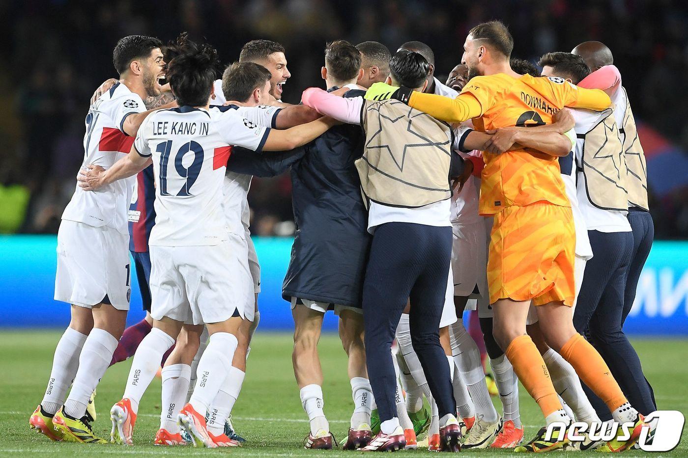 바르셀로나 원정서 승리를 거둔 이강인&#40;왼쪽 두 번째&#41;이 PSG 동료들과 함께 기뻐하고 있다. ⓒ AFP=뉴스1