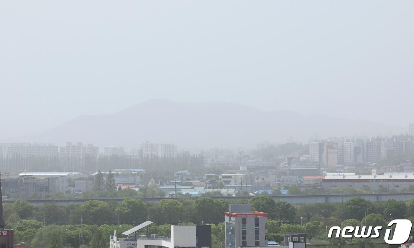 황사 영향으로 미세먼지 주의보가 내려진 17일 오후 광주 광산구 하늘 위로 희뿌연 먼지가 가득하다. 2024.4.17 /뉴스1 ⓒ News1 김태성 기자