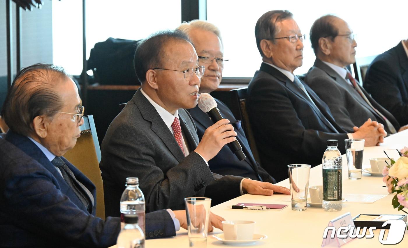 윤재옥 국민의힘 당대표 권한대행이 17일 서울 여의도 한 중식당에서 열린 상임고문단 간담회에서 발언하고 있다. &#40;공동취재&#41; 2024.4.17/뉴스1 ⓒ News1 임세영 기자