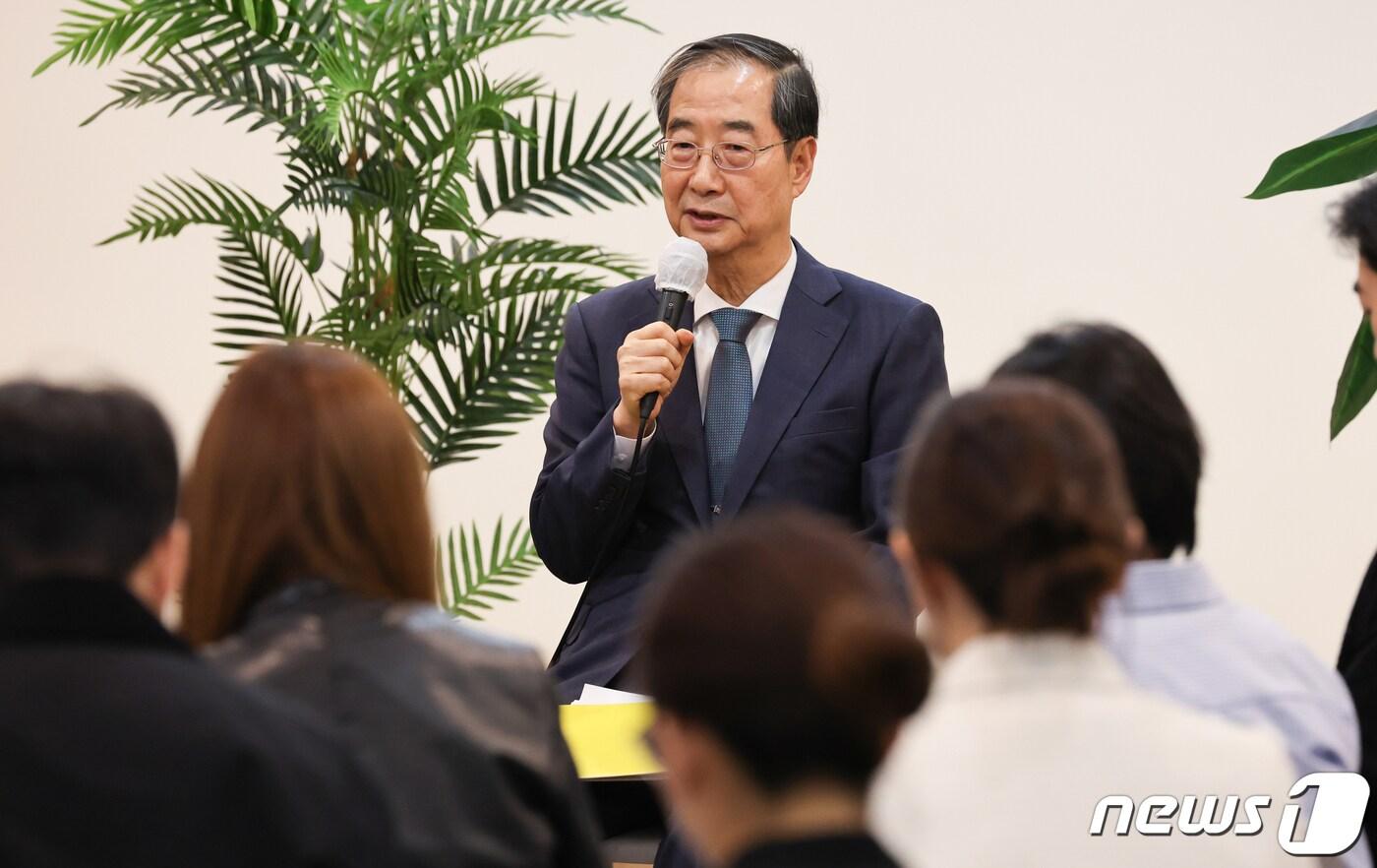 한덕수 국무총리가 17일 서울 종로구 정부서울청사 별관에서 열린 출입기자단 백브리핑에서 인사말을 하고 있다. 2024.4.17/뉴스1 ⓒ News1 허경 기자