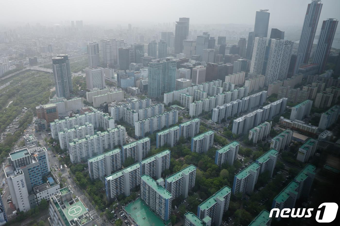 서울시는 17일 도시계획위원회를 열고 압구정·여의도 아파트지구, 목동택지개발지구, 성수전략정비구역 총 4.57㎢ 구역에 대해 토지거래허가구역으로 재지정했다. 토지거래허가제는 일정 면적 이상의 토지를 거래할 때 사전에 관할지역 시장, 군수 또는 구청장의 허가를 받아야만 땅을 사고팔 수 있는 제도로, 투기를 방지하고 건전한 토지거래를 유도하기 위해 시행하고 있다. 사진은 이날 서울 여의도 아파트 일대. 2024.4.17/뉴스1 ⓒ News1 안은나 기자