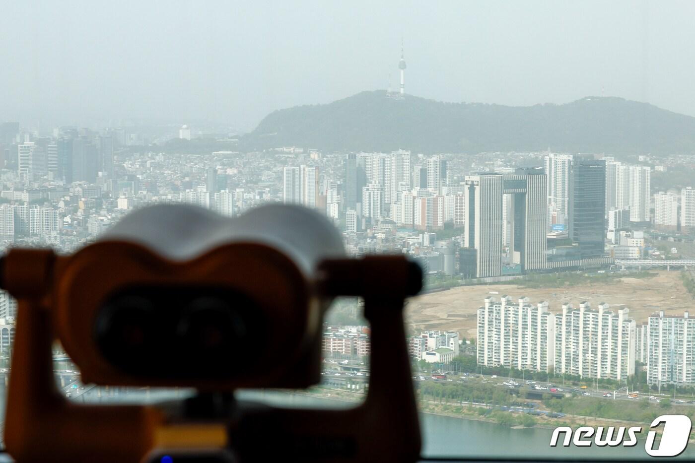 고비사막과 내몽골 고원 부근에서 발생한 황사의 영향으로 전국 미세먼지 농도가 &#39;나쁨&#39; 수준을 보인 17일 서울 시내 일대가 뿌옇게 보이고 있다. 2024.4.17/뉴스1 ⓒ News1 안은나 기자