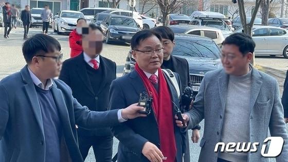 홍남표 경남 창원시장이 지난 2월8일 자신의 공직선거법 위반 혐의 선고 공판에 출석하기 위해 창원지법 법정동으로 들어서고 있다./뉴스1 DB