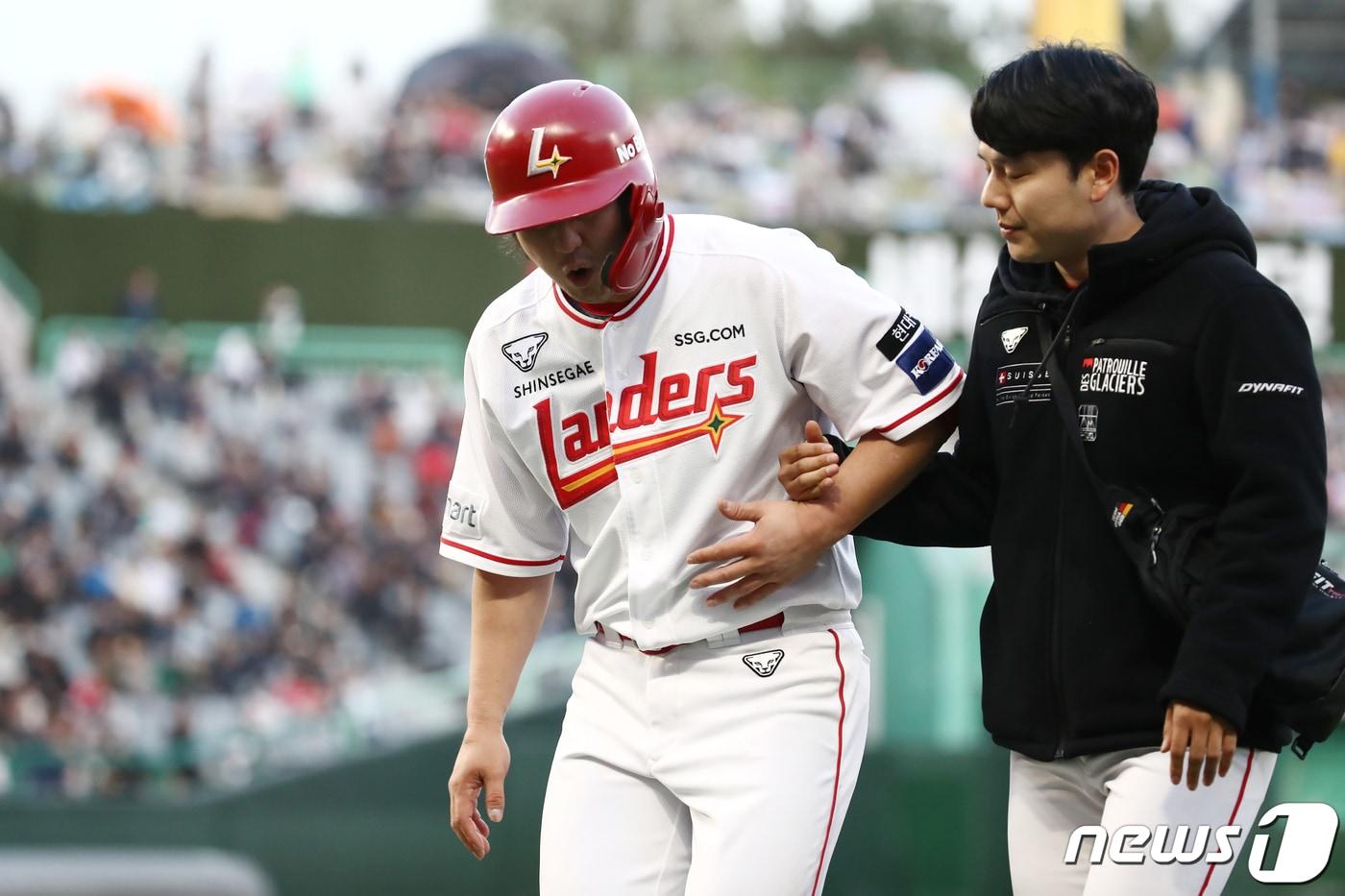 17일 오후 인천시 미추홀구 문학동 SSG랜더스필드에서 열린 프로야구 &#39;2024 신한 SOL 뱅크 KBO리그&#39; KIA 타이거즈와 SSG 랜더스의 경기, SSG 최정이 1회말 2사 상황 때 몸에 맞는 볼로 1루에 진루한 뒤 고통스러워하며 교체돼 더그아웃으로 향하고 있다. 2024.4.17/뉴스1 ⓒ News1 이광호 기자