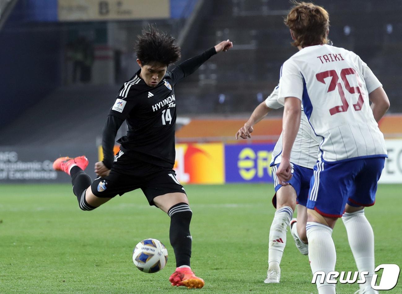 지난 4월17일 오후 울산문수축구경기장에서 열린 &#39;2023-24 아시아축구연맹&#40;AFC&#41; 챔피언스리그&#40;ACL&#41; 요코하마&#40;일본&#41;와의 4강 1차전에서 HD현대 이동경이 슛을 하고 있다. &#40;사진은 기사 내용과 무관함&#41; 2024.4.17/뉴스1 ⓒ News1 김지혜 기자