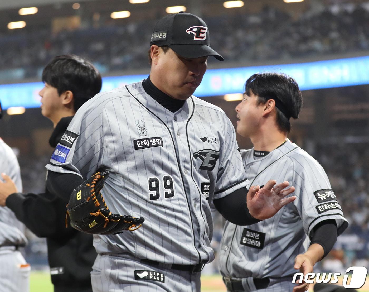 17일 오후 경남 창원시 마산회원구 창원NC파크에서 열린 &#39;2024 신한 SOL 뱅크 KBO리그&#39; NC 다이노스와 한화 이글스의 경기, 7회말 한화 류현진이 이닝을 끝낸 후 더그아웃을 향하고 있다. 2024.4.17/뉴스1 ⓒ News1 윤일지 기자