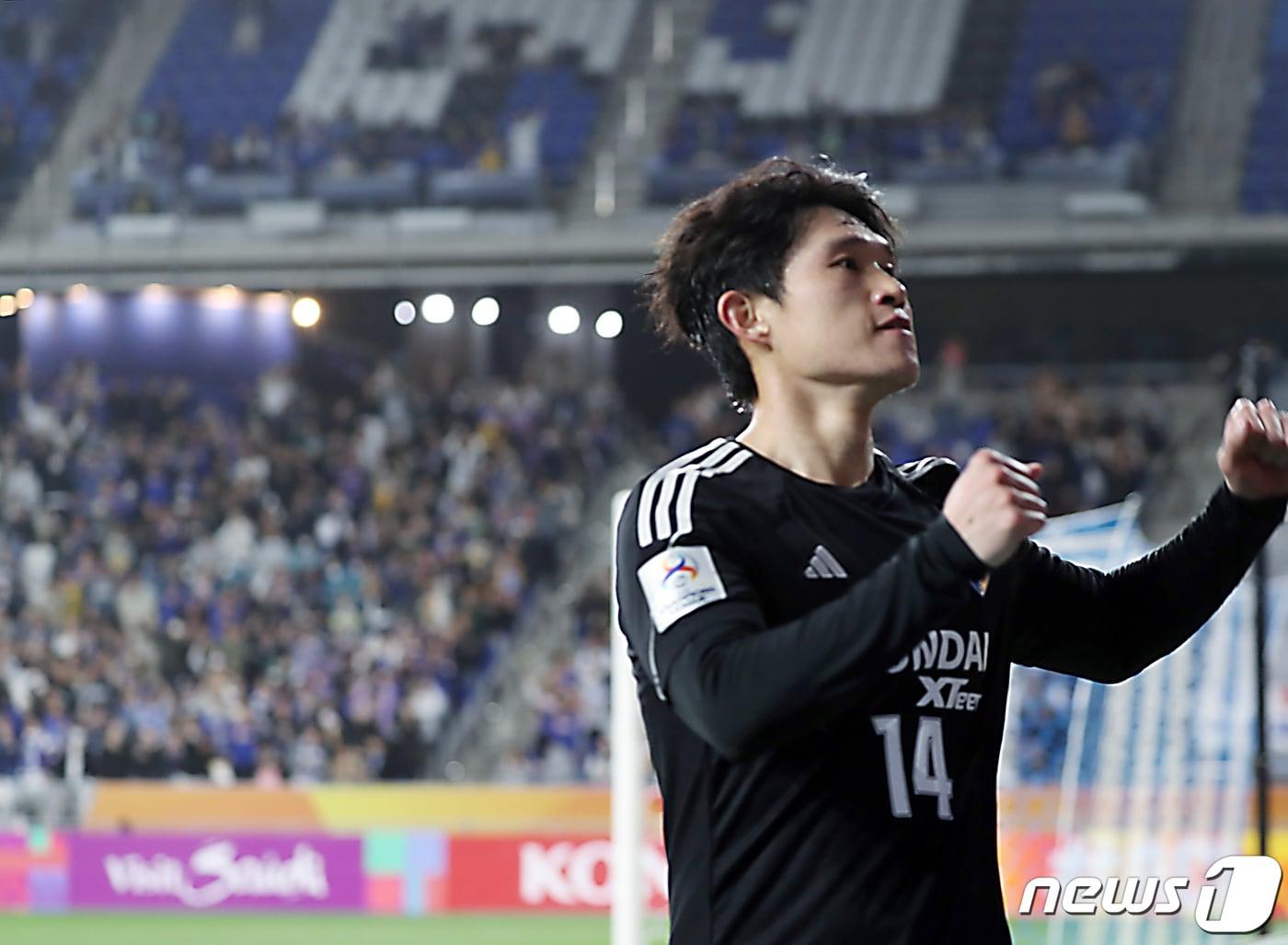 울산 이동경이 17일 울산 문수축구경기장에서 열린 2023-24 AFC 챔피언스리그 준결승 1차전에서 전반 19분 골을 터트린 뒤 서포터즈를 향해 주먹을 쥐어 보이고 있다. 2024.4.17/뉴스1 ⓒ News1 김지혜 기자