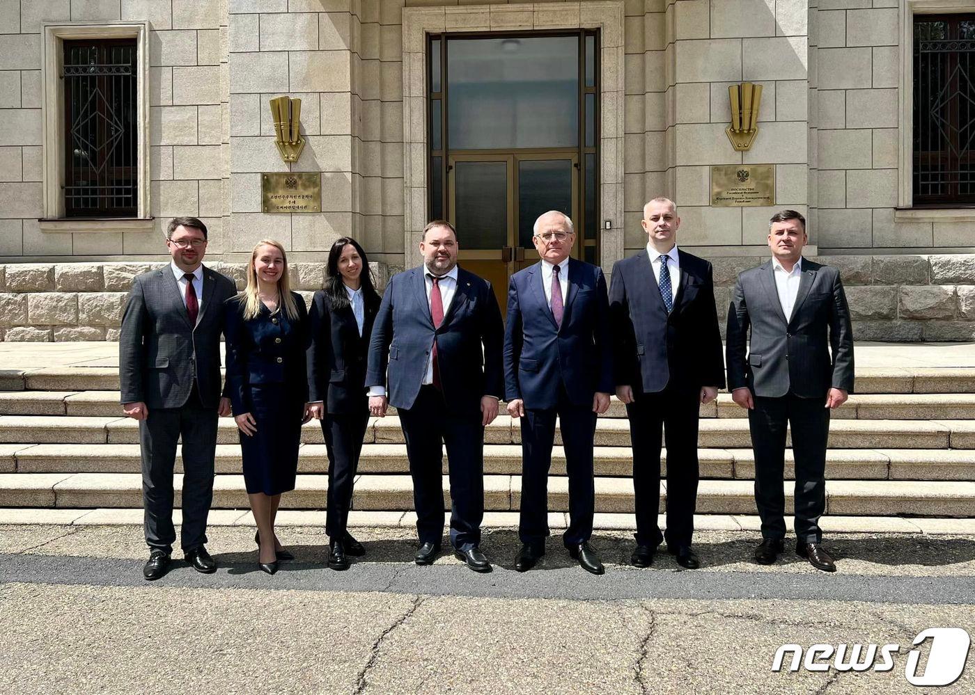 알렉산드르 마체고라 주북 러시아 대사가 지난 17일 북한을 방문 중인 벨라루스 외무차관과 면담했다. &#40;출처 주북러시아대사관 페이스북&#41;