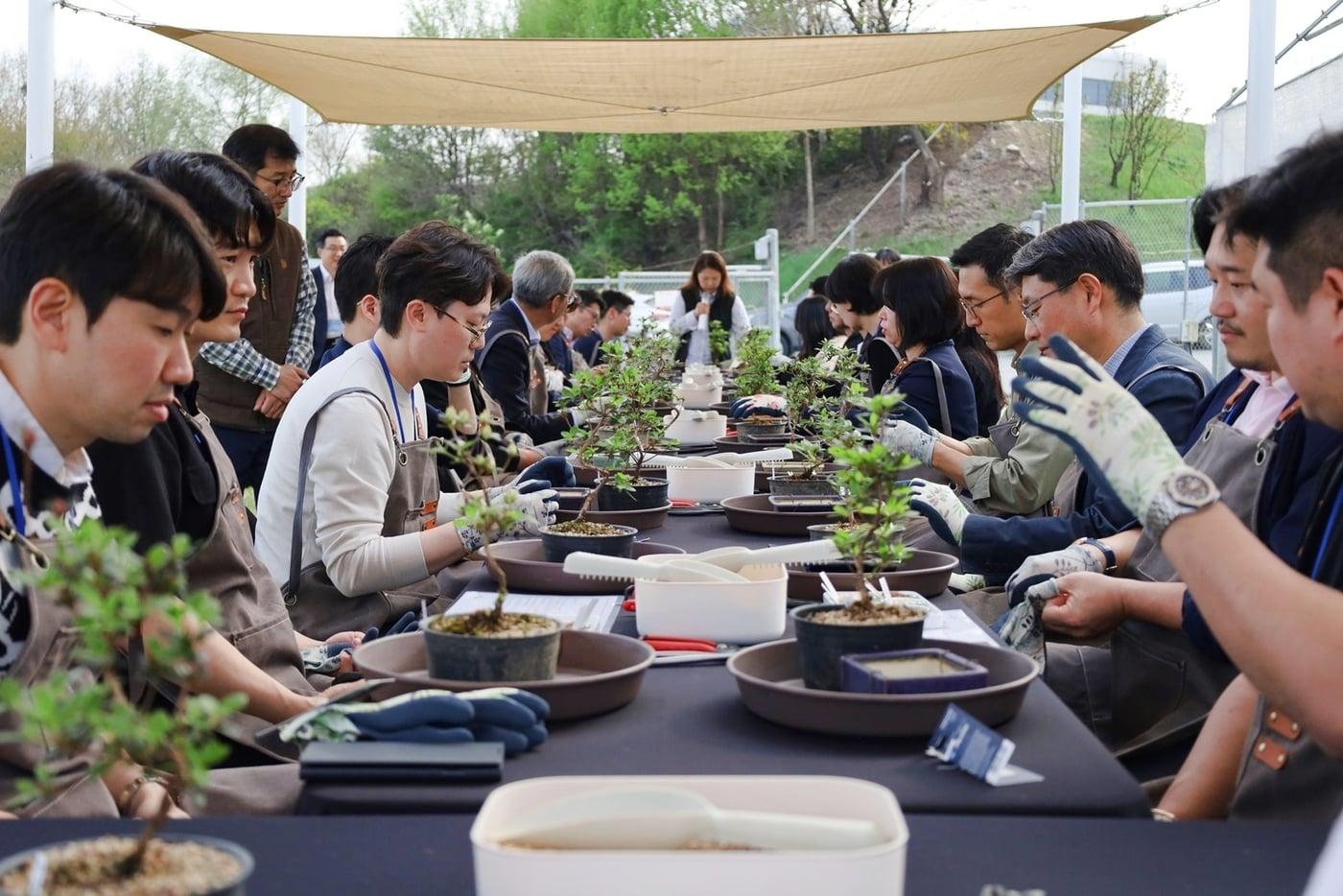 삼성웰스토리 &#39;웰럽 리더십 아카데미&#39;에 참여한 F&B 기업 리더들이 에버랜드 분재원에서 분재 만들기를 체험하고 있다.&#40;삼성웰스토리 제공&#41;