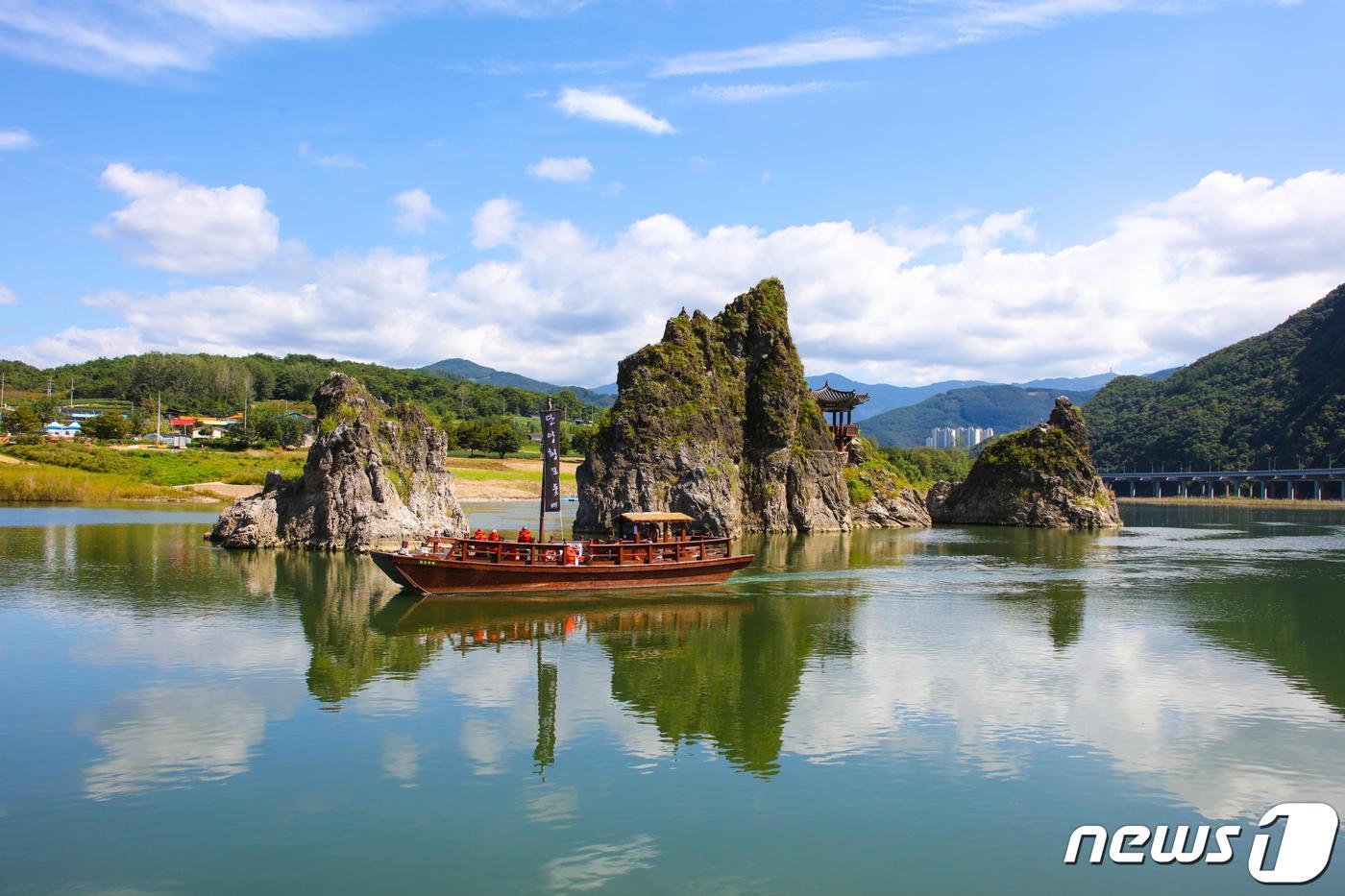 충북 단양의 도담삼봉과 도담마을을 왕복 운항하는 황포돛배.&#40;단양군 제공&#41;2024.4.18/뉴스1