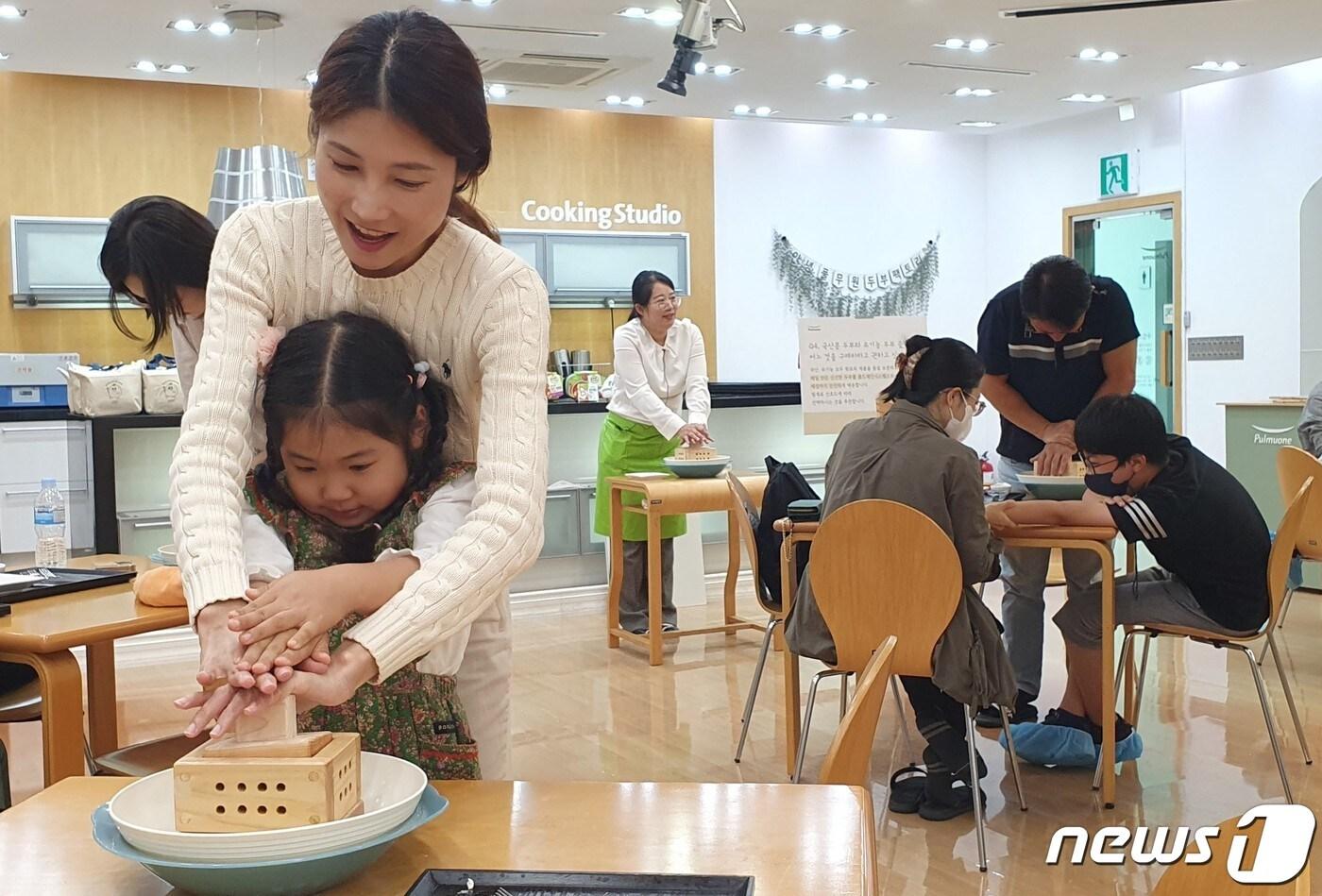  18일 충북 음성군이 올해도 &#39;흥미진진 팩토리 투어&#39;를 운영한다고 밝혔다. 사진은 두부 만들기.&#40;음성군 제공&#41;2024.4.18/뉴스1