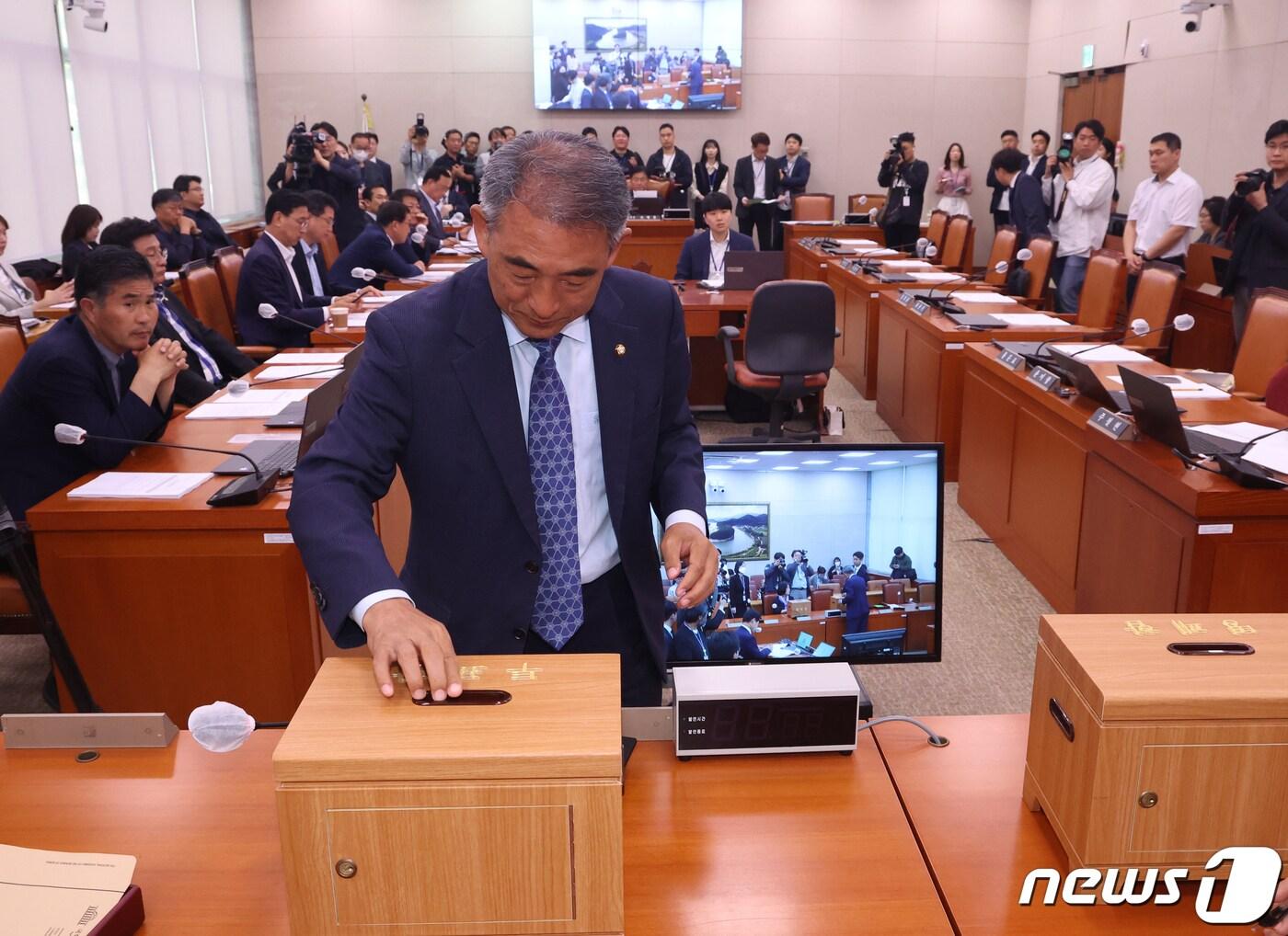 윤준병 더불어민주당 국회 농해수위 의원 18일 서울 여의도 국회에서 열린 농림축산식품해양수산위원회 전체회의에서 &#39;제2 양곡관리법 개정안&#39; 등에 대한 본회의 부의 요구의 건을 무기명 투표를 하고 있다. 2024.4.18/뉴스1 ⓒ News1 송원영 기자