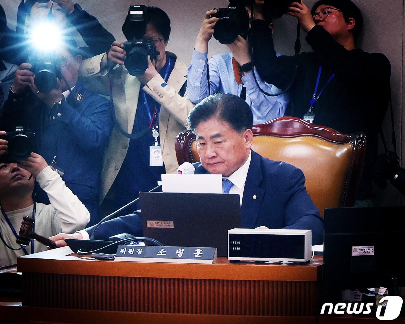 소병훈 국회 농해수위위원장이 18일 서울 여의도 국회에서 열린 농림축산식품해양수산위원회 전체회의에서 의사봉을 두드리며 &#39;양곡관리법 개정안&#39;과 &#39;농산물 가격 안정법 개정안&#39;을 국회 본회의에 직회부하는 안을 야당 단독으로 가결하고 있다. 2024.4.18/뉴스1 ⓒ News1 송원영 기자