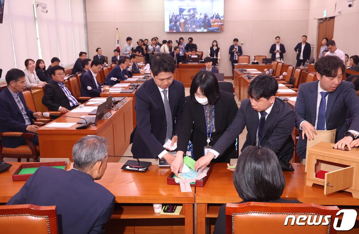 18일 서울 여의도 국회에서 열린 농림축산식품해양수산위원회 전체회의에서 국회 직원들이 &#39;제2 양곡관리법 개정안&#39; 등에 대한 본회의 부의 요구의 건 무기명 투표를 검표하고 있다. 2024.4.18/뉴스1 ⓒ News1 송원영 기자