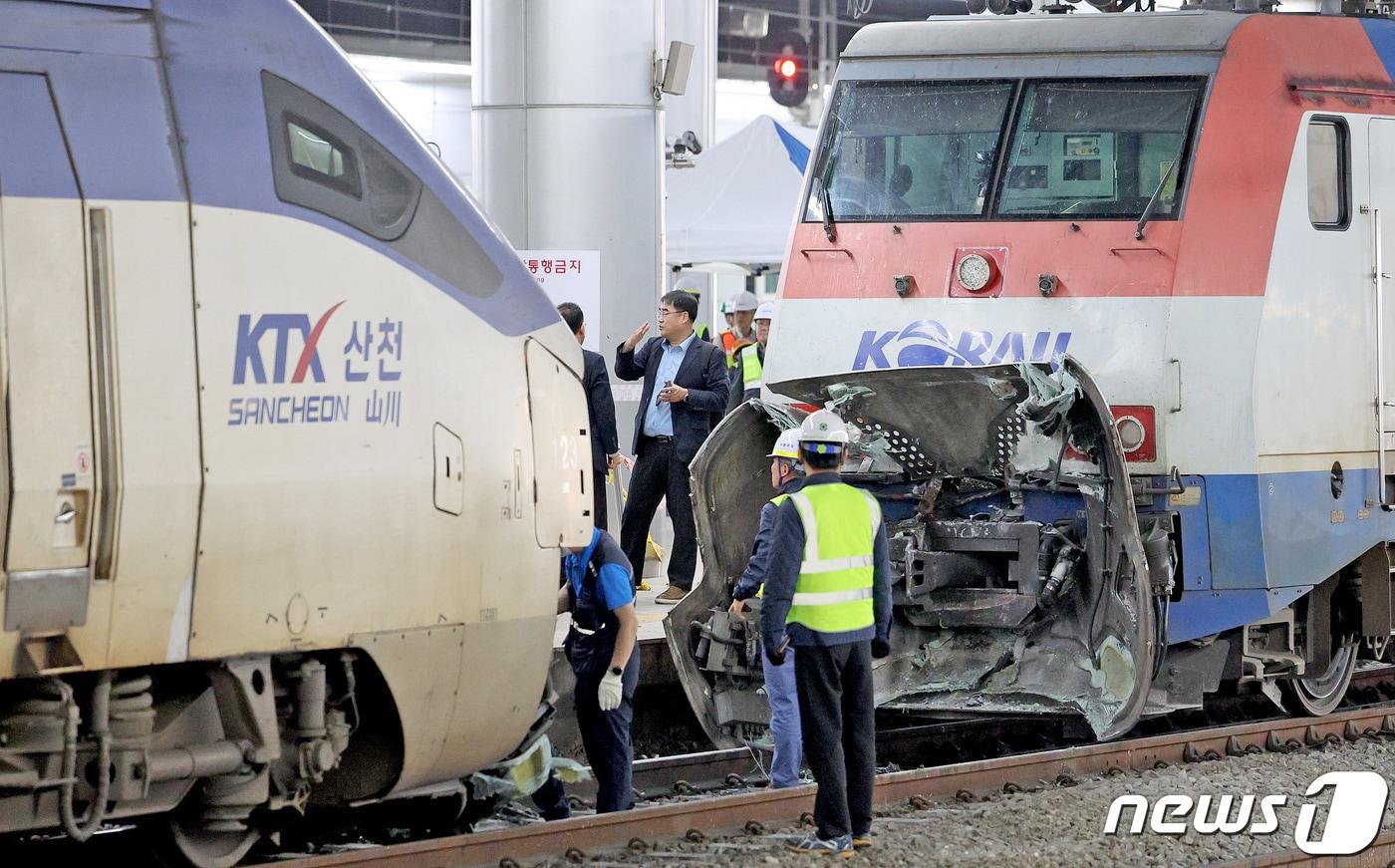 18일 오전 경부선 서울역 승강장에서 KTX-산천 열차&#40;서울-부산, 287명&#41;와 여객이 승차하지 않은 무궁화호 열차 접촉사고가 발생해 관계자들이 사고 처리를 하고 있다. 사고는 오전 9시25분께 발생했으며 KTX에 타고있던 승객들은 환승조치했다. 2024.4.18/뉴스1 ⓒ News1 장수영 기자