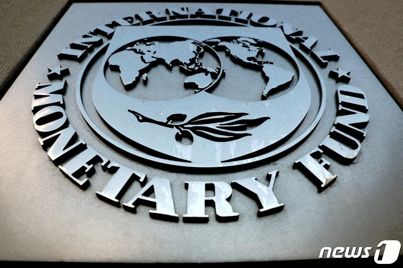 미국 워싱턴의 국제통화기금&#40;IMF&#41; 본사 벽에 로고가 새겨져 있다. 2018.09.04/ ⓒ 로이터=뉴스1 ⓒ News1 권진영 기자