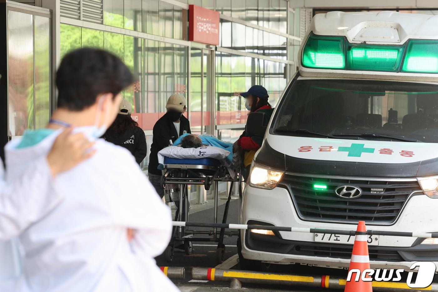 지난 18일 서울 한 대학병원에서 이송된 환자가 응급실에 입원하기 위해 대기하고 있다. 2024.4.18/뉴스1 ⓒ News1 신웅수 기자