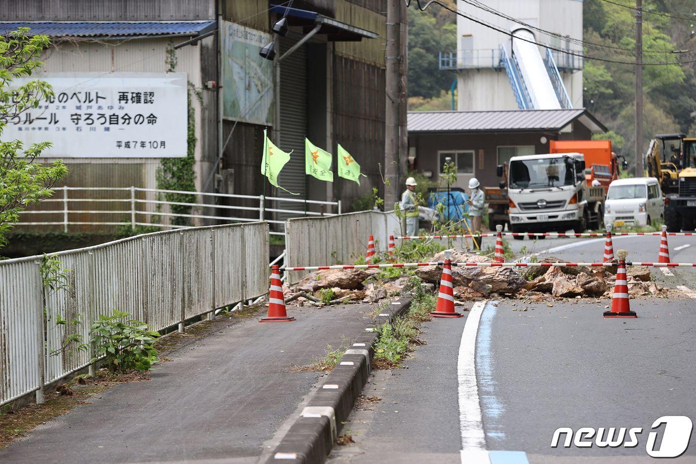 일본 서남부 에히메 복구작업자들이 18일 밤사이 발생한 지진에 토사가 쏟아진 고속도로 진입로에서 복구작업을 벌이고 있다. &#40;사진은 기사 내용과 무관함&#41; / 뉴스1 ⓒ News1 2024.04.18 ⓒ AFP=뉴스1 ⓒ News1 김성식기자