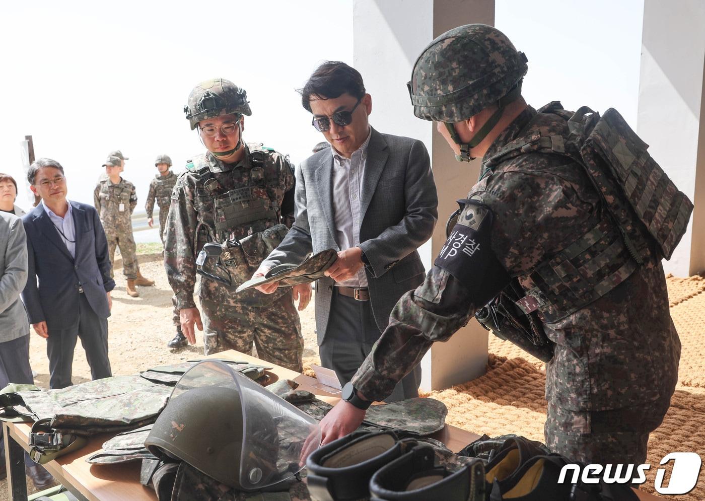 양구 을지전망대 방문한 김진태 강원지사.&#40;강원도 제공&#41; 2024.4.18/뉴스1