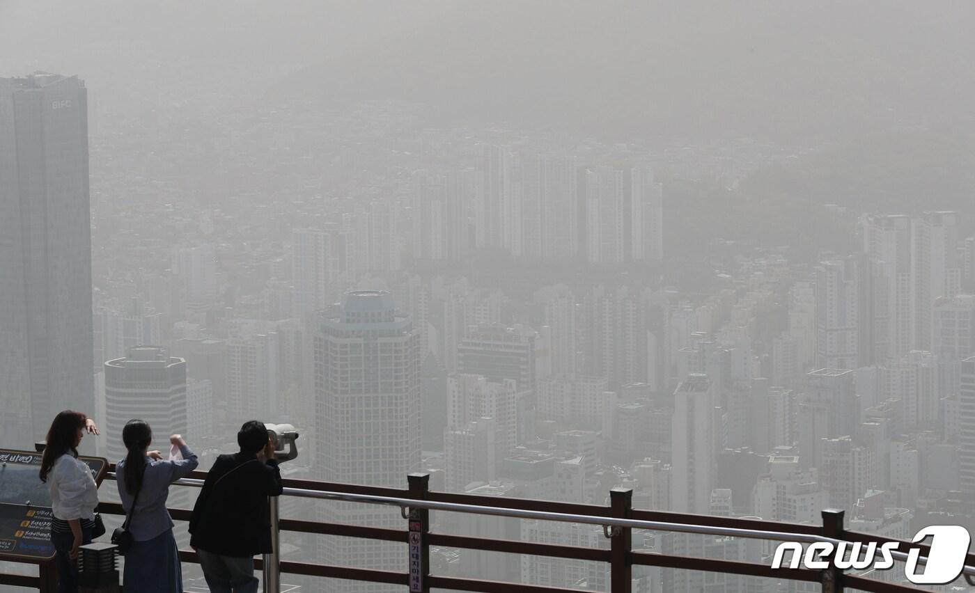 부산 황령산 봉수대 전망대에서 바라본 도심이 미세먼지에 덮여 뿌옇게 보이고 있다. 2024.4.18/뉴스1 ⓒ News1 윤일지 기자