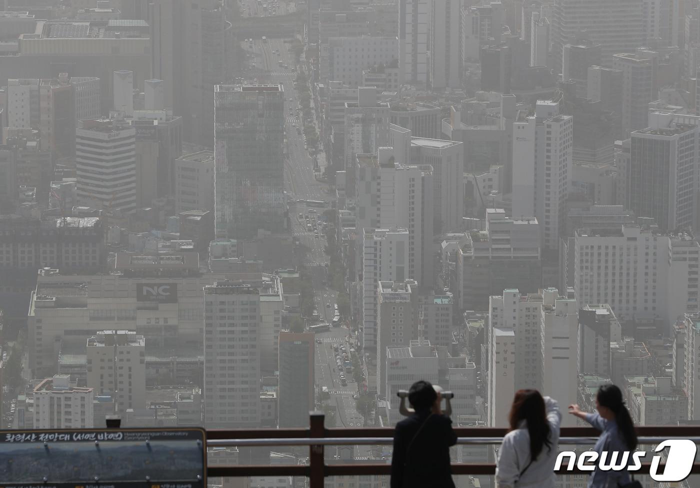 황령산 봉수대 전망대에서 바라본 부산 도심이 미세먼지에 덮여 뿌옇게 보이고 있다. 2024.4.18/뉴스1 ⓒ News1 윤일지 기자