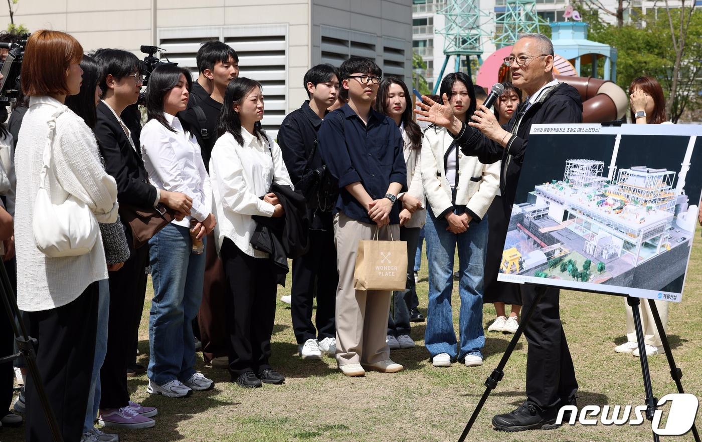 유인촌 문체부 장관이 18일 오후 청년예술인과 문체부 청년 인턴들과 함께 서울 마포 새빛문화숲에서 &#39;당인리 문화창작발전소&#39;에 관해 의견을 주고 받고 있다. &#40;문화체육관광부 제공&#41; 2024.4.18/뉴스1