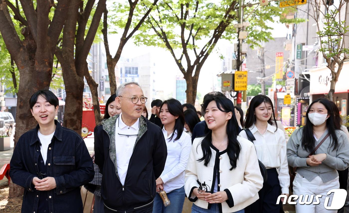 유인촌 문화체육관광부 장관이 취임 6개월을 맞아 18일 서울 마포구 ‘청년 복합예술벨트’ 예정지인 홍대 일원을 걸으며 청년 인턴의 질문에 답하고 있다 .&#40;문화체육관광부 제공&#41; 2024.4.18/뉴스1