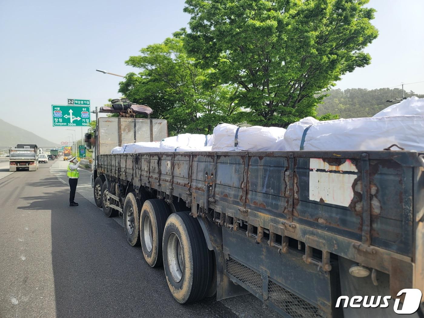 부산경찰청이 18일 대형화물차 통행량이 많은 중앙선 대동톨게이트에서 2시간 동안 단속을 벌인 결과 총 61건의 위반 차량이 적발됐다.&#40;부산경찰청 제공&#41; 