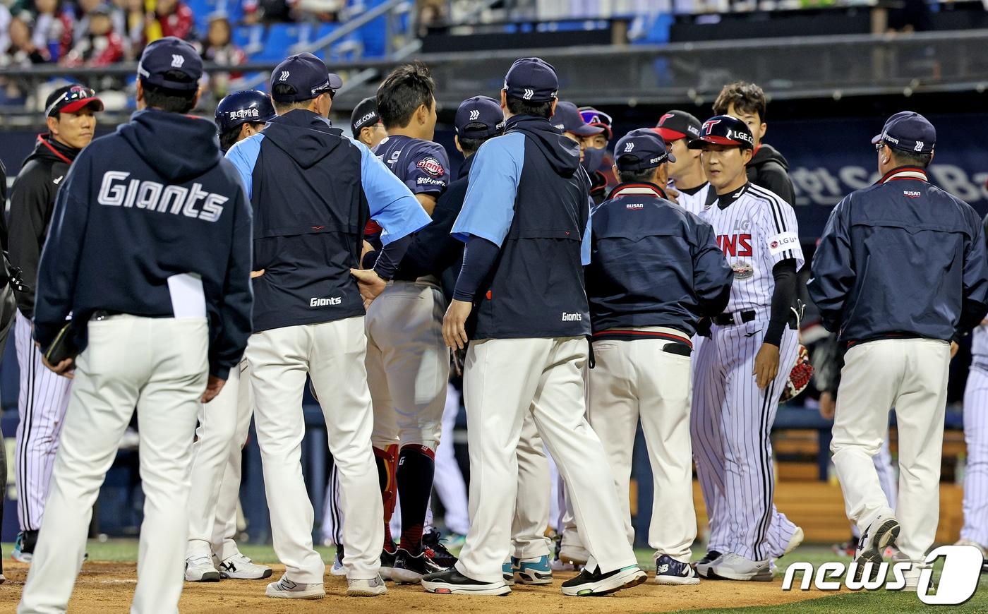 18일 오후 서울 송파구 잠실야구장에서 열린 프로야구 &#39;2024 신한 SOL 뱅크 KBO리그&#39; 롯데 자이언츠와 LG 트윈스의 경기, 3회초가 종료된 뒤 롯데 황성빈과 LG선발 켈리의 신경전을 시작으로 벤치 클리어링이 일어나고 있다. 2024.4.18/뉴스1 ⓒ News1 장수영 기자