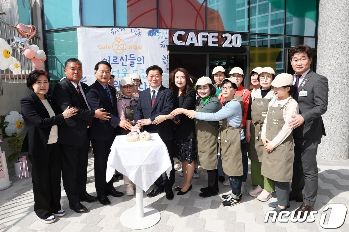 경기 광명시니어클럽은 18일 인생플러스센터 1층에서 &#39;CAFE&#40;카페&#41;-20&#39; 개소식을 개최하고 있다. &#40;광명시 제공&#41;